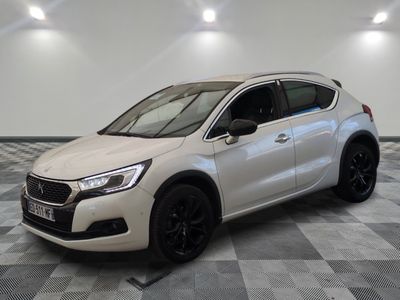 une voiture blanche garée sur un sol en damier dans un garage