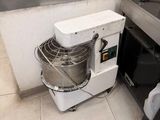 une photo d'une cuisine avec un mixeur et un lave-vaisselle