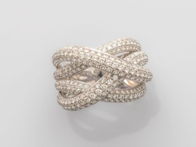 une bague « crossover » en or blanc 18 carats et diamants