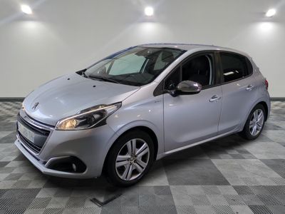 la voiture argentée est garée sur le sol en damier d'un garage
