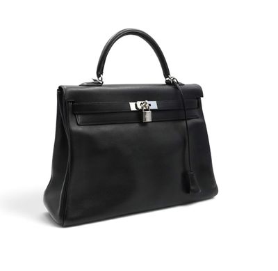 un sac à main en cuir noir sur fond blanc