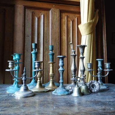 de nombreuses bougies posées sur une table