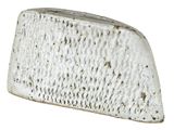 un morceau de fromage posé sur une surface blanche