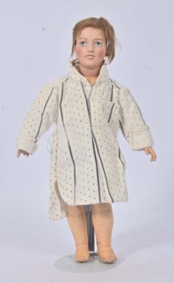 une image représentant une poupée à l'effigie d'une femme en blouse blanche