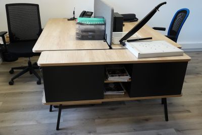 un bureau sur lequel se trouvent un ordinateur portable et un moniteur