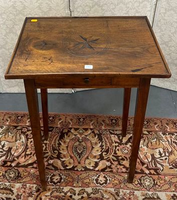 une petite table en bois avec un tiroir