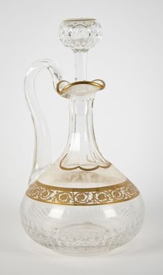 carafe en verre transparent avec bordure dorée et décor doré