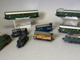 plusieurs petits trains sont alignés sur une surface blanche