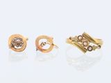 trois paires de boucles d'oreilles en or et diamants posées sur un fond blanc