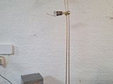 une lampe posée sur une table à côté d'une boîte