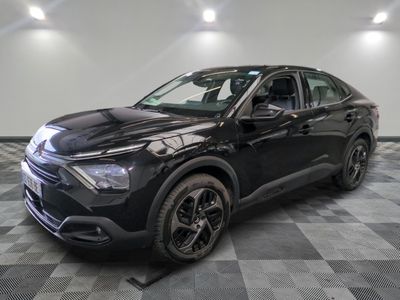 un 4x4 noir garé dans une pièce au sol en damier