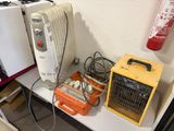 une table sur laquelle se trouvent un radiateur, un ventilateur et un grille-pain