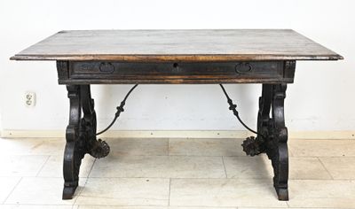 une table en bois avec un plateau noir posée sur un sol carrelé