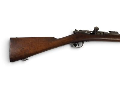 un fusil avec un canon en bois sur fond blanc