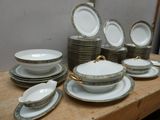 beaucoup d'assiettes et de bols sur une table