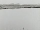 une photo en noir et blanc d'un lac avec un bateau dessus