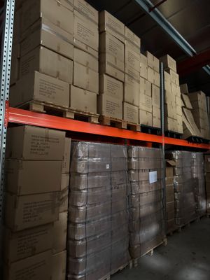 de nombreux cartons sur les étagères de l'entrepôt