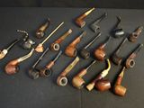Plusieurs types de tabacs à pipe sont alignés sur une table