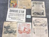 Plusieurs vieilles brochures sont éparpillées sur le sol d'une pièce