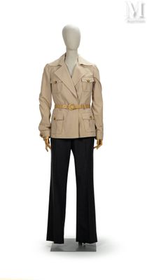 un mannequin vêtu d'une veste beige et d'un pantalon noir