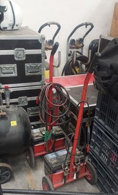 Il y a de nombreux types d'outils et de matériel différents dans ce garage.