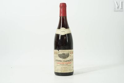 une bouteille de vin posée sur une table