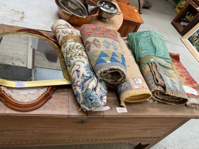 une table sur laquelle se trouvent un miroir, un tapis et d'autres objets
