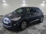 La Citroën noire est garée dans le garage, sur un sol à damier.