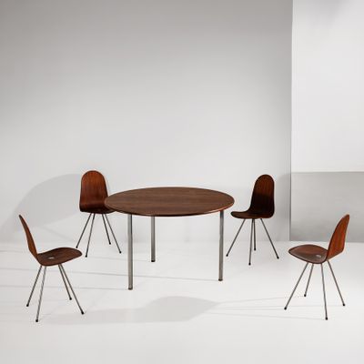 deux chaises et une table dans une pièce blanche aux murs blancs