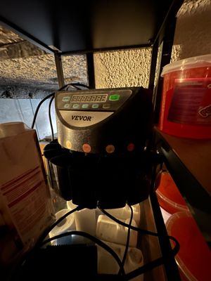 une cafetière posée sur une étagère dans une cuisine