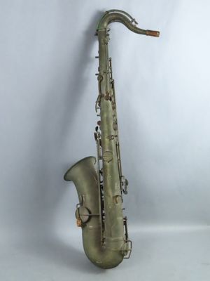 un gros plan d'un saxophone sur fond blanc