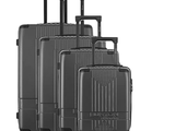 trois bagages empilés les uns sur les autres sur une surface blanche