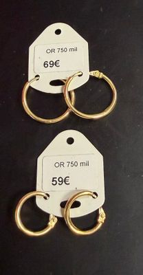 trois étiquettes, accompagnées de leurs étiquettes de prix, posées sur une table