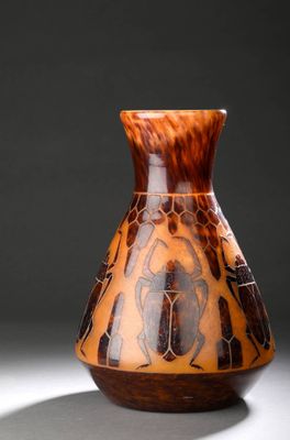 un vase posé sur une table, dont l'ombre se projette sur le sol