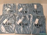 Six paires de pantalons « Adore » pour homme sont posées sur une table