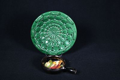 Coupe en céramique émaillée verte, et or (usures) la bordure…