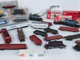 un grand nombre de trains miniatures posés sur une table
