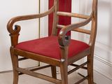 une chaise en bois avec une assise rouge dans une pièce