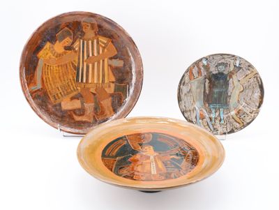 trois assiettes à motifs différents posées sur une surface blanche