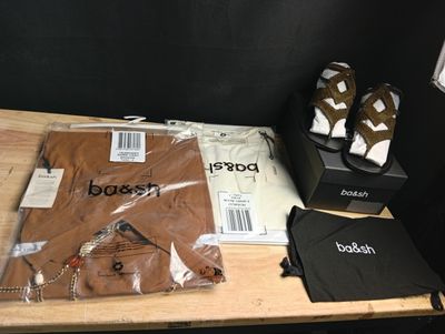 une boîte de chaussures et une paire de sandales posées sur une table