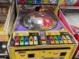 de nombreux types différents de machines d'arcade dans un magasin