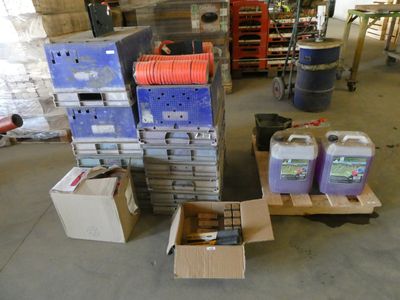 de nombreuses caisses et bacs posés sur une palette dans un entrepôt