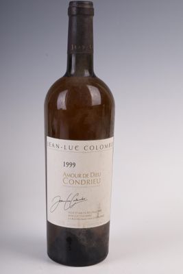une bouteille de vin posée sur une table