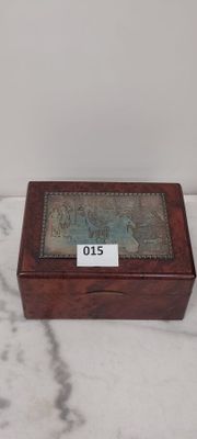 une vieille boîte en bois ornée d'une carte, posée sur un plan de travail en marbre