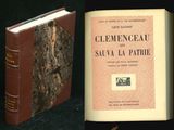 deux livres posés côte à côte sur une table