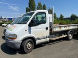 un camion blanc garé sur le parking