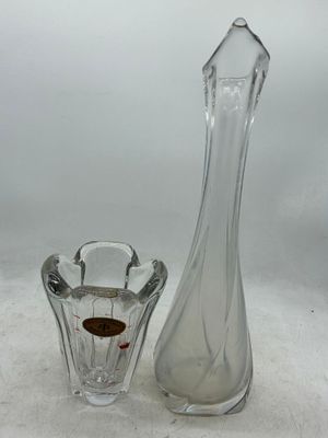 Réunion de deux vases en cristal 1 vase gobelet mouvementé s…