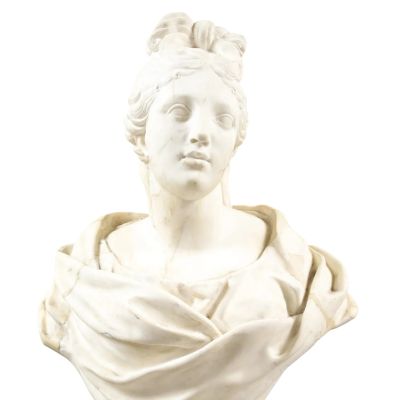 un buste en marbre blanc représentant une femme portant un châle autour du cou