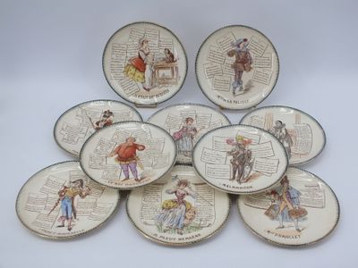 une pile d'assiettes sur lesquelles figurent des photos de personnes