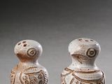 trois salières et poivrières en céramique posées sur une table